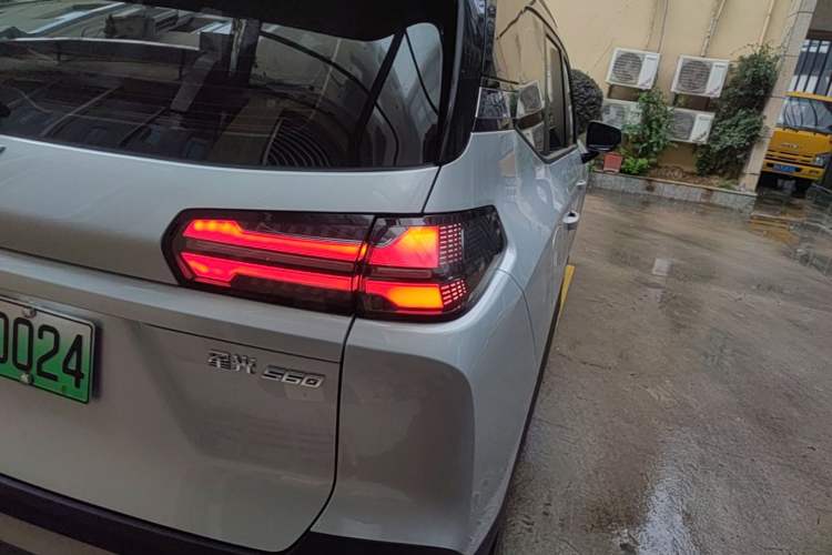 Used Wuling Xingguang 560 New Energy 2026 Model, Plug-in Hybrid, 125 km, Luxury Version Right Rear Taillight