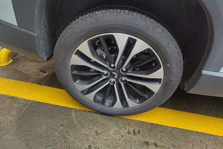 Used Wuling Xingguang 560 New Energy 2026 Model, Plug-in Hybrid, 125 km, Luxury Version Right Rear Wheel Hub