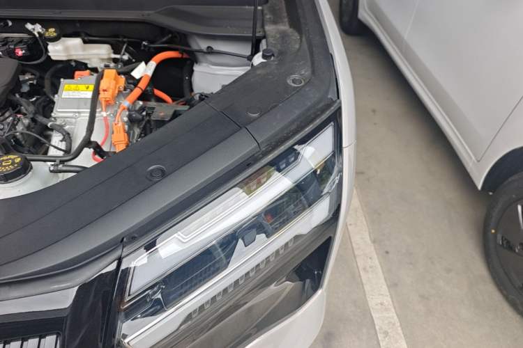 Used Wuling Xingguang 560 New Energy 2026 Model, Plug-in Hybrid, 125 km, Luxury Version Engine Bay Left