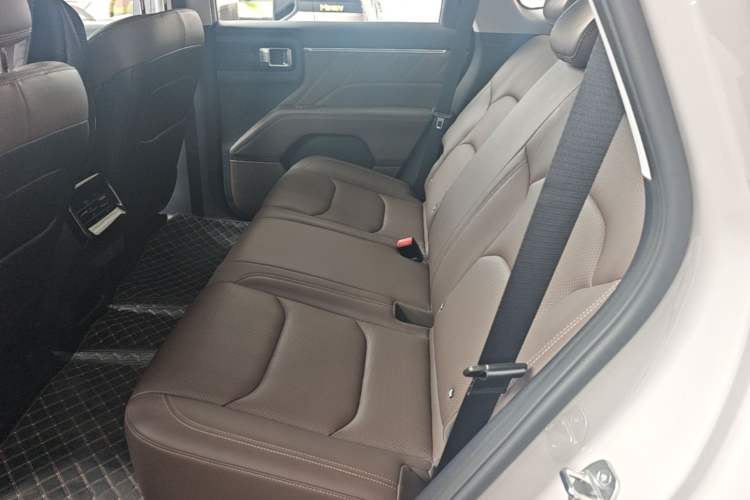 Used Wuling Xingguang 560 New Energy 2026 Model, Plug-in Hybrid, 125 km, Luxury Version Left Rear Seat