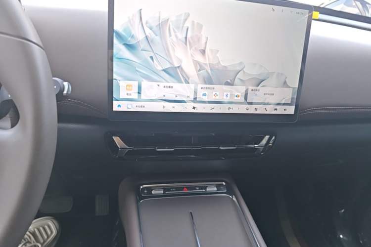 Used Wuling Xingguang 560 New Energy 2026 Model, Plug-in Hybrid, 125 km, Luxury Version Audio And AC Panel