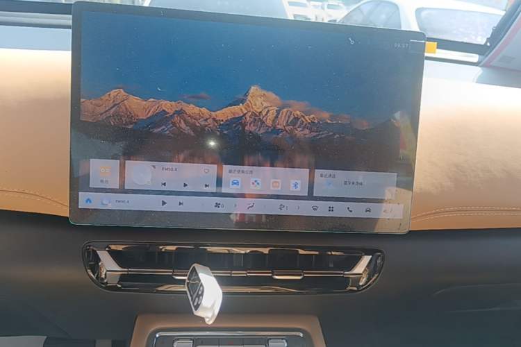 Used Wuling Xingguang 560 New Energy 2026 Model, Plug-in Hybrid, 125 km, Luxury Version Audio And AC Panel