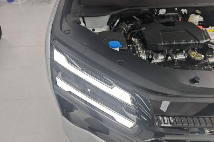 Used Wuling Xingguang 560 New Energy 2026 Model, Plug-in Hybrid, 125 km, Luxury Version Engine Bay Right