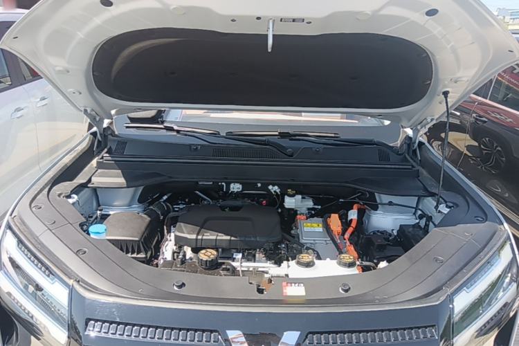 Used Wuling Xingguang 560 New Energy 2026 Model, Plug-in Hybrid, 125 km, Luxury Version Engine Bay