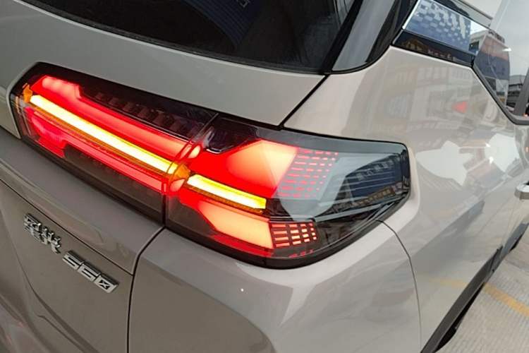 Used Wuling Xingguang 560 New Energy 2026 Model, Pure Electric, 500 km, Luxury Version Exterior 3