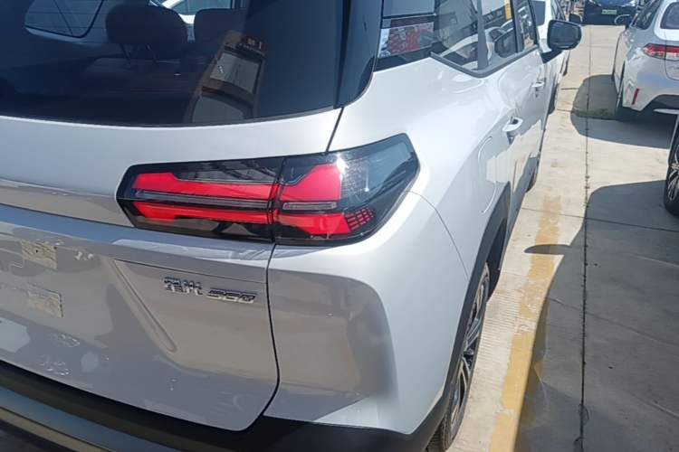 Used Wuling Xingguang 560 New Energy 2026 Model, Plug-in Hybrid, 125 km, Luxury Version Exterior 3