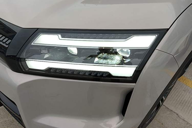Used Wuling Xingguang 560 New Energy 2026 Model, Pure Electric, 500 km, Luxury Version Left Front Headlight