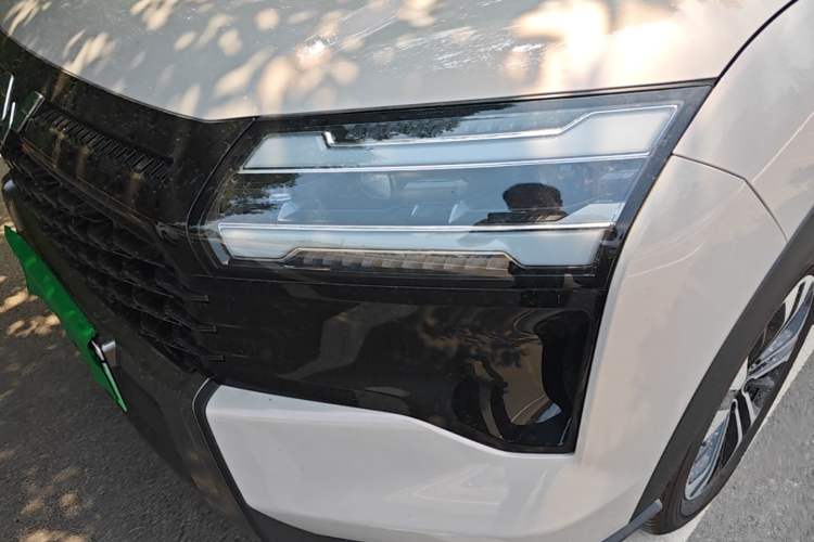 Used Wuling Xingguang 560 New Energy 2026 Model, Plug-in Hybrid, 125 km, Luxury Version Left Front Headlight