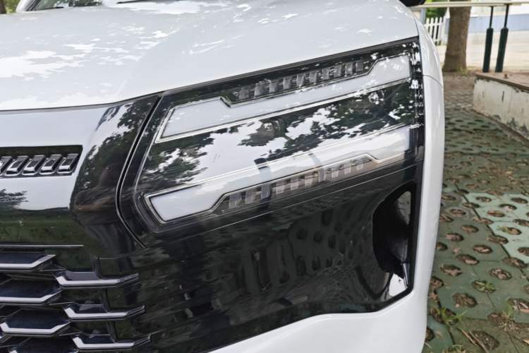 Used Wuling Xingguang 560 New Energy 2026 Model, Plug-in Hybrid, 125 km, Luxury Version Left Front Headlight