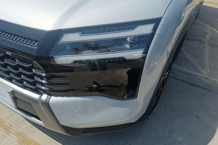 Used Wuling Xingguang 560 New Energy 2026 Model, Plug-in Hybrid, 125 km, Luxury Version Left Front Headlight