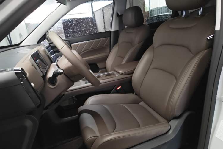 Used Wuling Xingguang 560 New Energy 2026 Model, Plug-in Hybrid, 125 km, Luxury Version Left Front Seat
