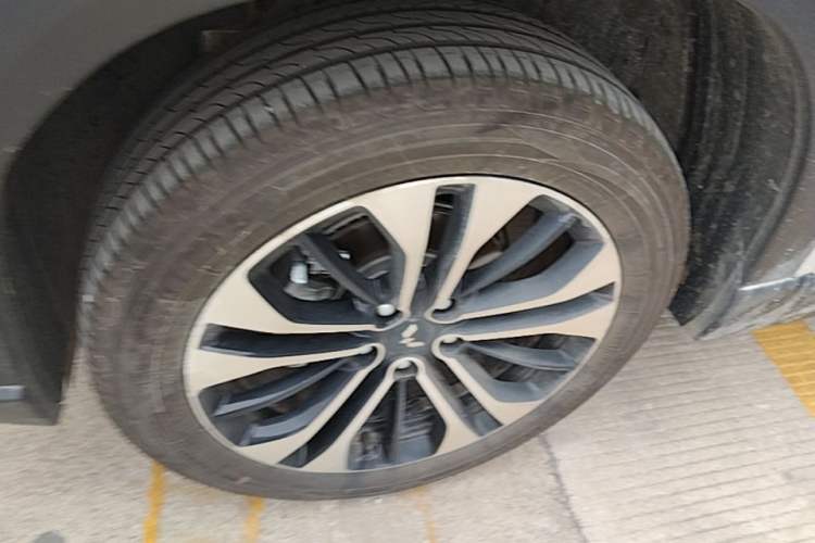 Used Wuling Xingguang 560 New Energy 2026 Model, Pure Electric, 500 km, Luxury Version Left Front Wheel Hub