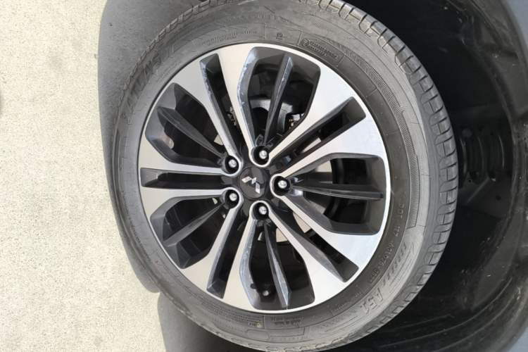 Used Wuling Xingguang 560 New Energy 2026 Model, Plug-in Hybrid, 125 km, Luxury Version Left Front Wheel Hub