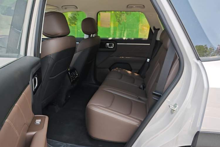 Used Wuling Xingguang 560 New Energy 2026 Model, Plug-in Hybrid, 125 km, Luxury Version Left Rear Seat