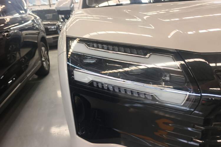 Used Wuling Xingguang 560 New Energy 2026 Model, Plug-in Hybrid, 125 km, Luxury Version Right Front Headlight