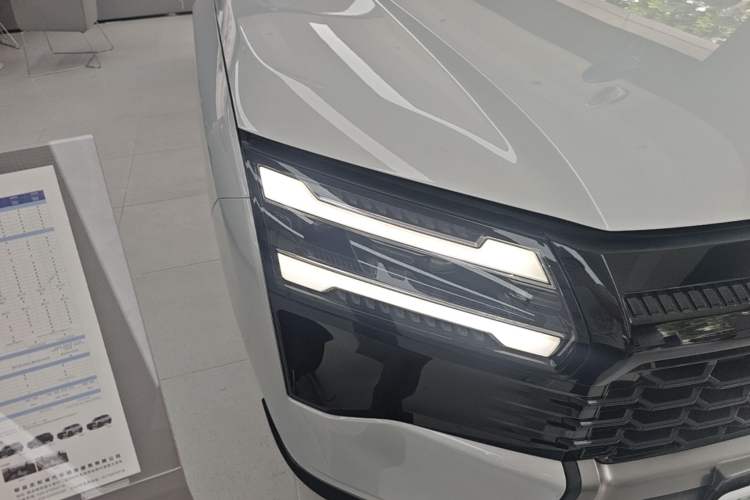 Used Wuling Xingguang 560 New Energy 2026 Model, Plug-in Hybrid, 125 km, Luxury Version Right Front Headlight