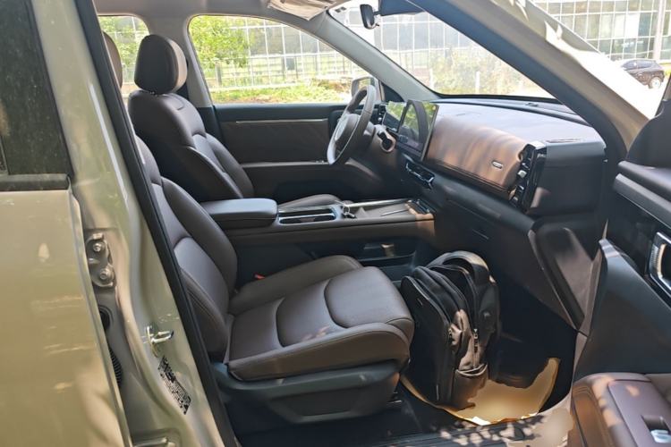 Used Wuling Xingguang 560 New Energy 2026 Model, Plug-in Hybrid, 125 km, Luxury Version Right Front Seat