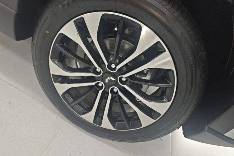 Used Wuling Xingguang 560 New Energy 2026 Model, Plug-in Hybrid, 125 km, Luxury Version Right Front Wheel Hub