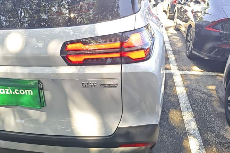 Used Wuling Xingguang 560 New Energy 2026 Model, Plug-in Hybrid, 125 km, Luxury Version Right Rear Taillight