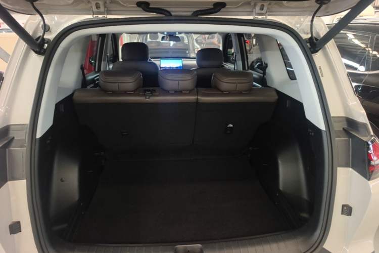 Used Wuling Xingguang 560 New Energy 2026 Model, Plug-in Hybrid, 125 km, Luxury Version Trunk