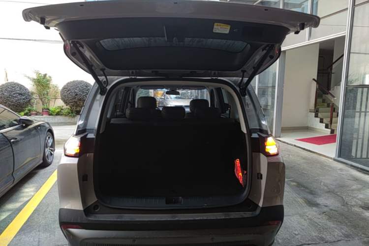 Used Wuling Xingguang 560 New Energy 2026 Model, Plug-in Hybrid, 125 km, Luxury Version Trunk