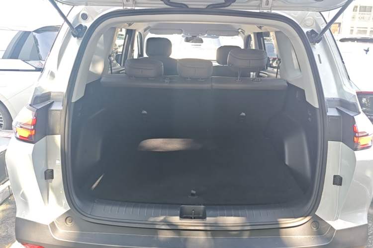 Used Wuling Xingguang 560 New Energy 2026 Model, Plug-in Hybrid, 125 km, Luxury Version Trunk
