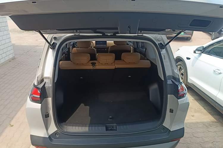 Used Wuling Xingguang 560 New Energy 2026 Model, Plug-in Hybrid, 125 km, Luxury Version Trunk