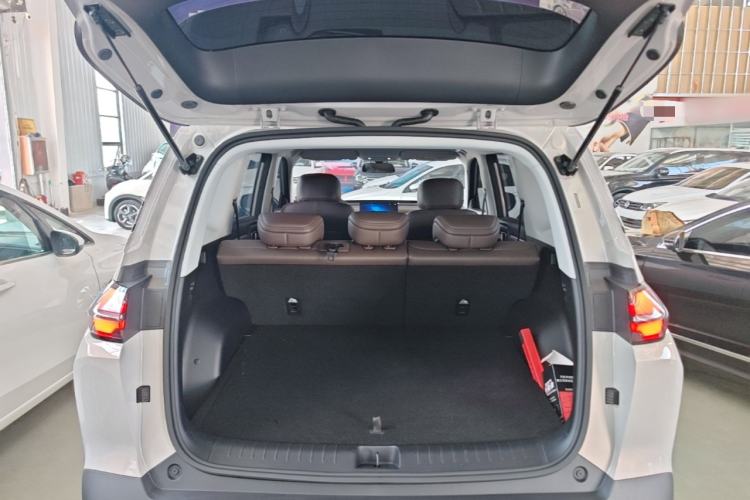 Used Wuling Xingguang 560 New Energy 2026 Model, Plug-in Hybrid, 125 km, Luxury Version Trunk