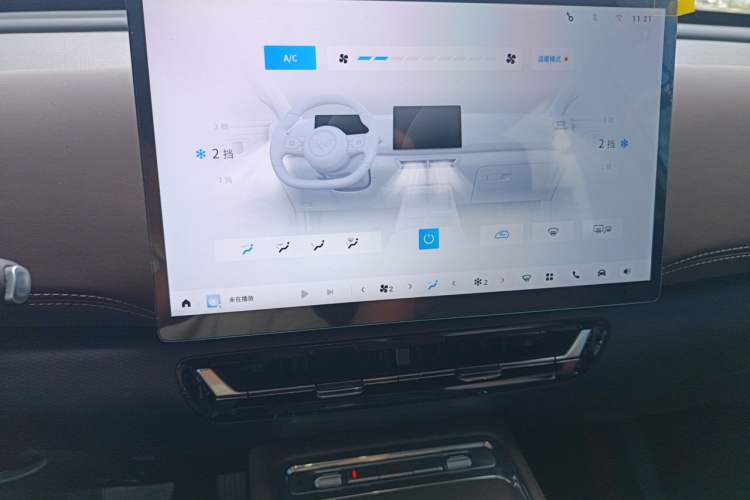 Used Wuling Xingguang 560 New Energy 2026 Model, Plug-in Hybrid, 125 km, Luxury Version Audio And AC Panel