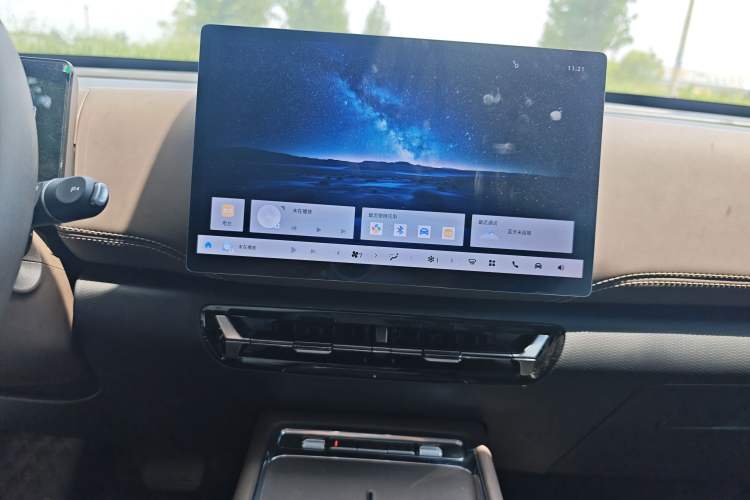 Used Wuling Xingguang 560 New Energy 2026 Model, Plug-in Hybrid, 125 km, Luxury Version Audio And AC Panel
