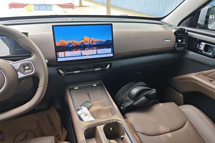 Used Wuling Xingguang 560 New Energy 2026 Model, Plug-in Hybrid, 125 km, Luxury Version Audio And AC Panel