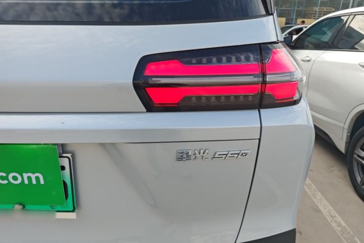 Used Wuling Xingguang 560 New Energy 2026 Model, Plug-in Hybrid, 125 km, Luxury Version Exterior 3