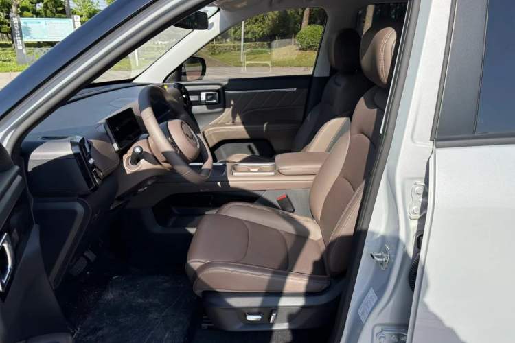 Used Wuling Xingguang 560 New Energy 2026 Model, Plug-in Hybrid, 125 km, Luxury Version Interior 1