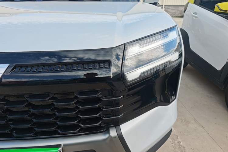 Used Wuling Xingguang 560 New Energy 2026 Model, Plug-in Hybrid, 125 km, Luxury Version Left Front Headlight