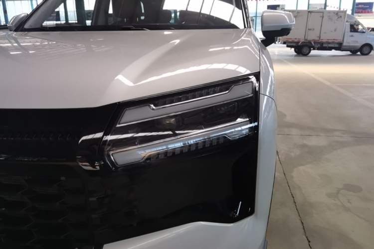 Used Wuling Xingguang 560 New Energy 2026 Model, Plug-in Hybrid, 125 km, Luxury Version Left Front Headlight