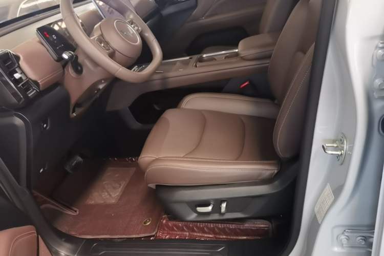 Used Wuling Xingguang 560 New Energy 2026 Model, Plug-in Hybrid, 125 km, Luxury Version Left Front Seat