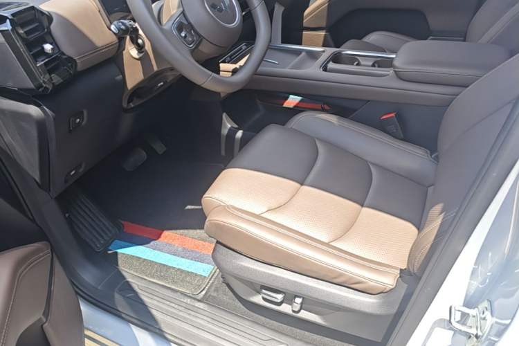 Used Wuling Xingguang 560 New Energy 2026 Model, Plug-in Hybrid, 125 km, Luxury Version Left Front Seat