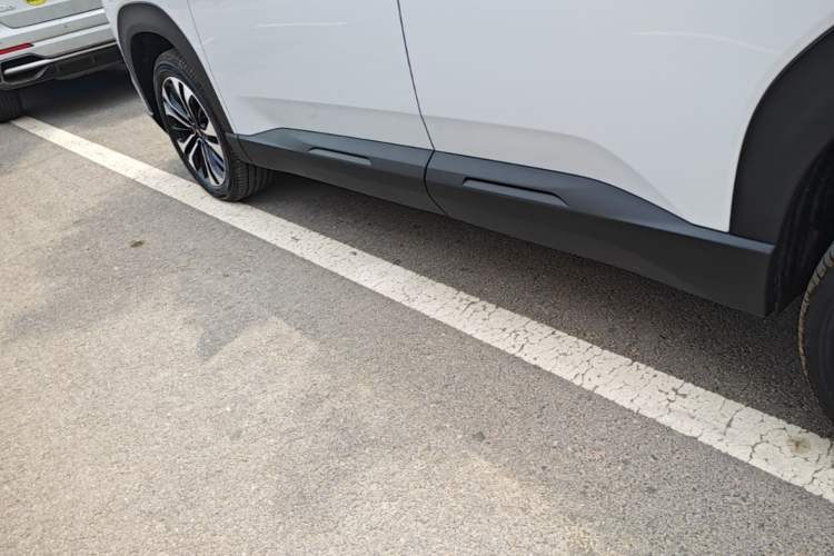 Used Wuling Xingguang 560 New Energy 2026 Model, Plug-in Hybrid, 125 km, Luxury Version Left Side Sill