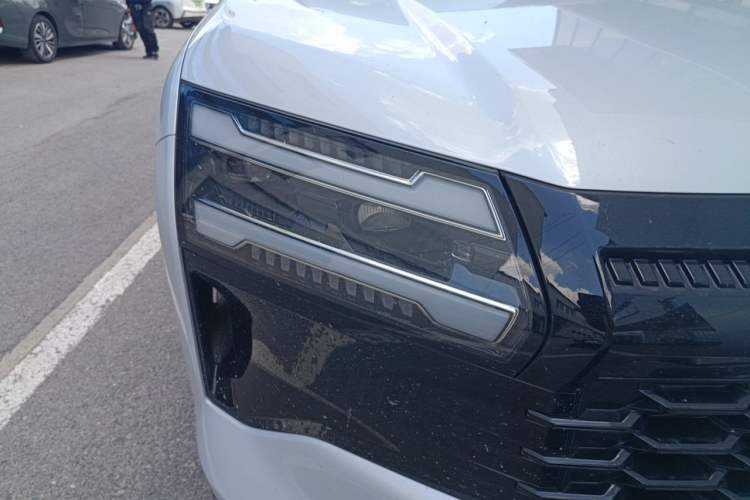 Used Wuling Xingguang 560 New Energy 2026 Model, Plug-in Hybrid, 125 km, Luxury Version Right Front Headlight