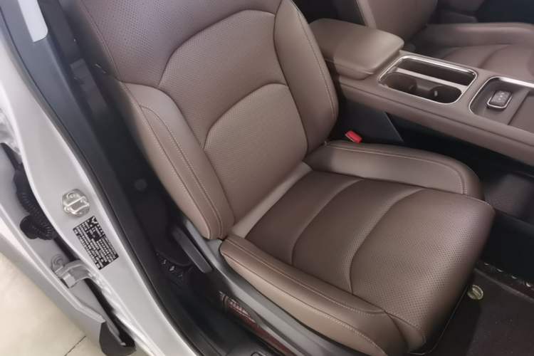 Used Wuling Xingguang 560 New Energy 2026 Model, Plug-in Hybrid, 125 km, Luxury Version Right Front Seat