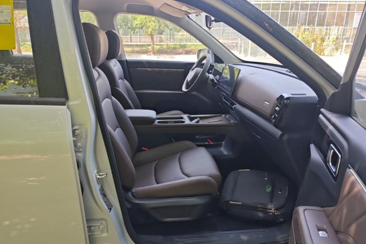 Used Wuling Xingguang 560 New Energy 2026 Model, Plug-in Hybrid, 125 km, Luxury Version Right Front Seat