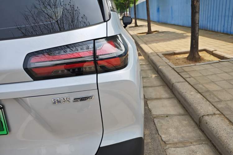 Used Wuling Xingguang 560 New Energy 2026 Model, Plug-in Hybrid, 125 km, Luxury Version Right Rear Taillight