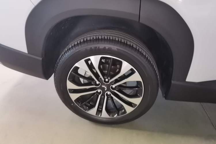 Used Wuling Xingguang 560 New Energy 2026 Model, Plug-in Hybrid, 125 km, Luxury Version Right Rear Wheel Hub