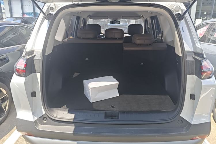 Used Wuling Xingguang 560 New Energy 2026 Model, Plug-in Hybrid, 125 km, Luxury Version Trunk