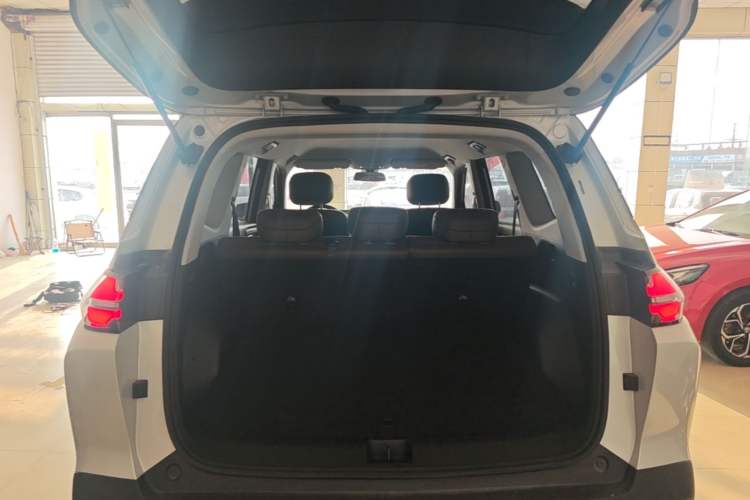 Used Wuling Xingguang 560 New Energy 2026 Model, Plug-in Hybrid, 125 km, Luxury Version Trunk
