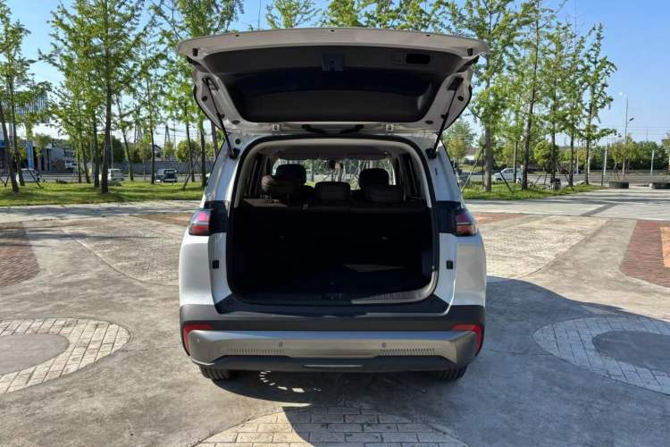 Used Wuling Xingguang 560 New Energy 2026 Model, Plug-in Hybrid, 125 km, Luxury Version Trunk