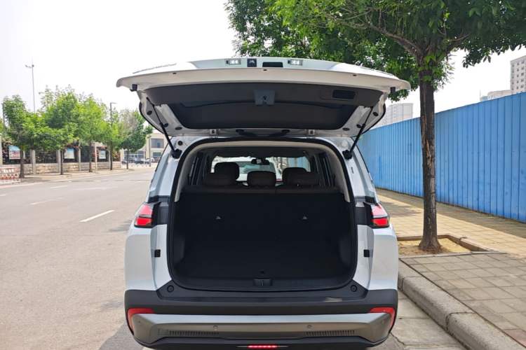 Used Wuling Xingguang 560 New Energy 2026 Model, Plug-in Hybrid, 125 km, Luxury Version Trunk