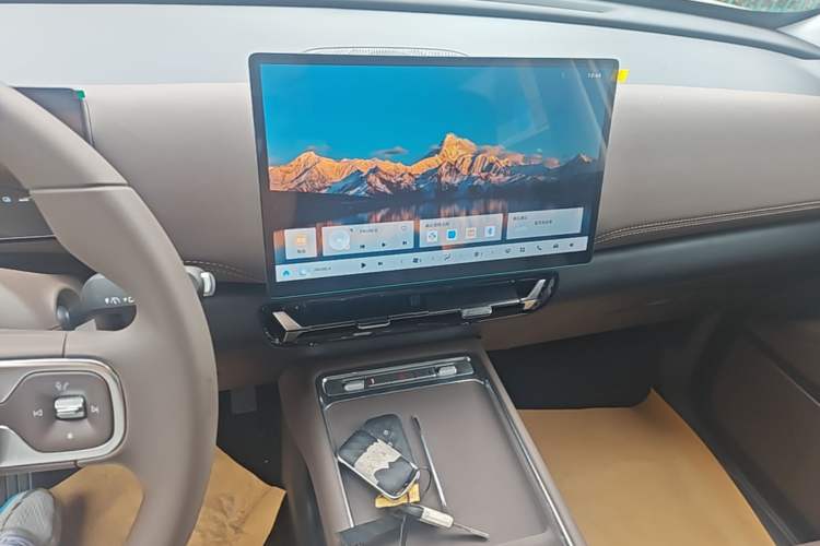 Used Wuling Xingguang 560 New Energy 2026 Model, Plug-in Hybrid, 125 km, Luxury Version Audio And AC Panel