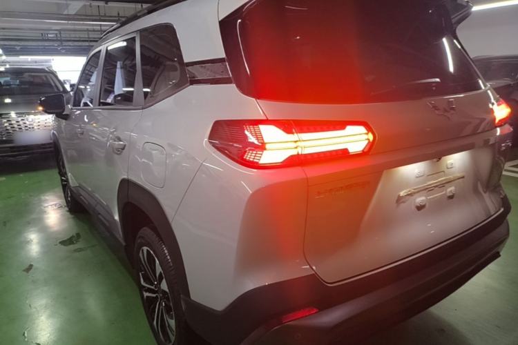 Used Wuling Xingguang 560 New Energy 2026 Model, Plug-in Hybrid, 125 km, Luxury Version Rear Left 45 Deg