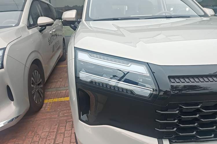Used Wuling Xingguang 560 New Energy 2026 Model, Plug-in Hybrid, 125 km, Luxury Version Right Front Headlight